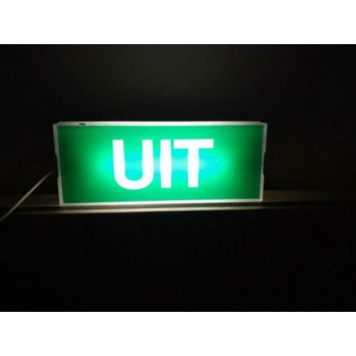 Groen UIT lamp, zo vindt je ze niet veel, erg origineel