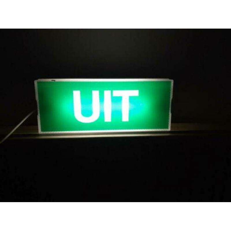 Groen UIT lamp, zo vindt je ze niet veel, erg origineel