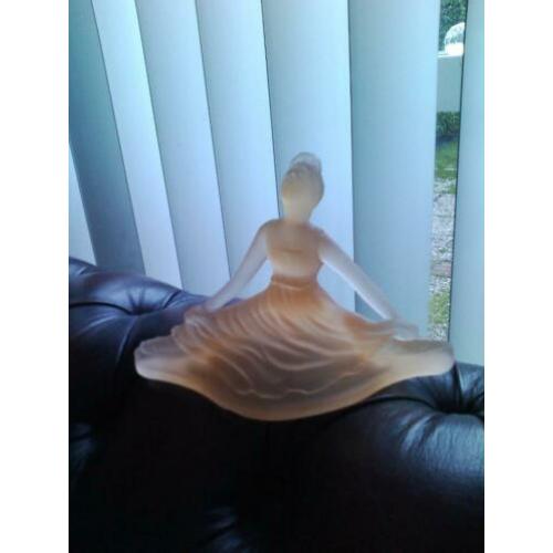 Ballerina van persglas gemaakt. Rose van kleur