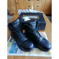 Magnum beveiligers werkschoenen maat 43.