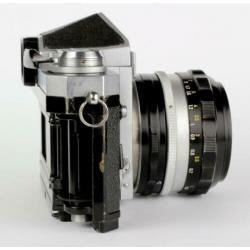 Nikon F (Apollo) + 1,4/50 met standard prisma.