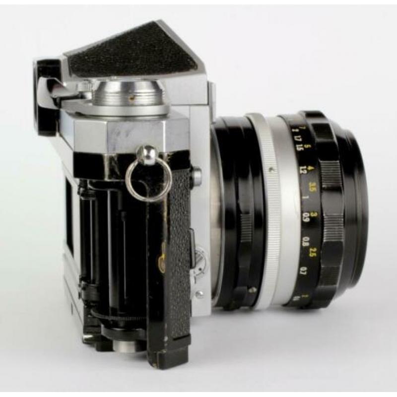 Nikon F (Apollo) + 1,4/50 met standard prisma.