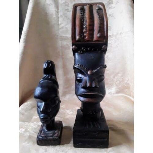Afrikaanse houten hoofden met sieraden.