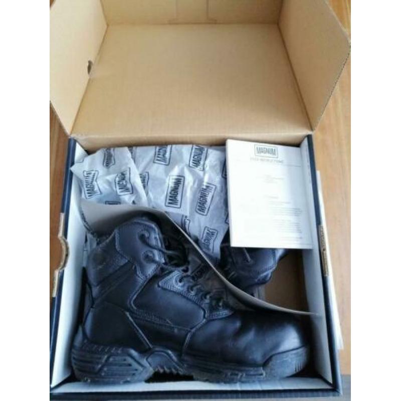 Magnum beveiligers werkschoenen maat 43.