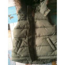 Legergroen bodywarmer maat 104