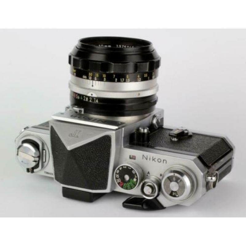 Nikon F (Apollo) + 1,4/50 met standard prisma.