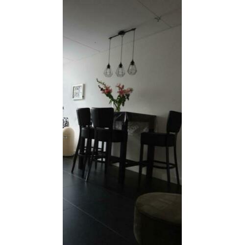 eettafel met stoelen