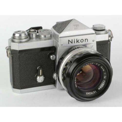 Nikon F (Apollo) + 1,4/50 met standard prisma.