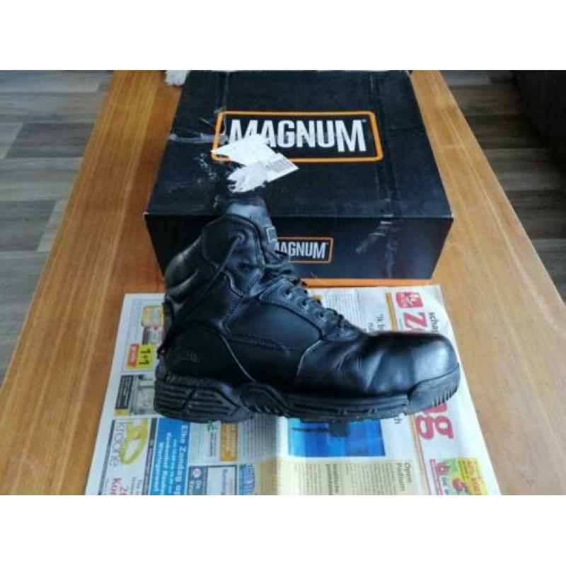 Magnum beveiligers werkschoenen maat 43.