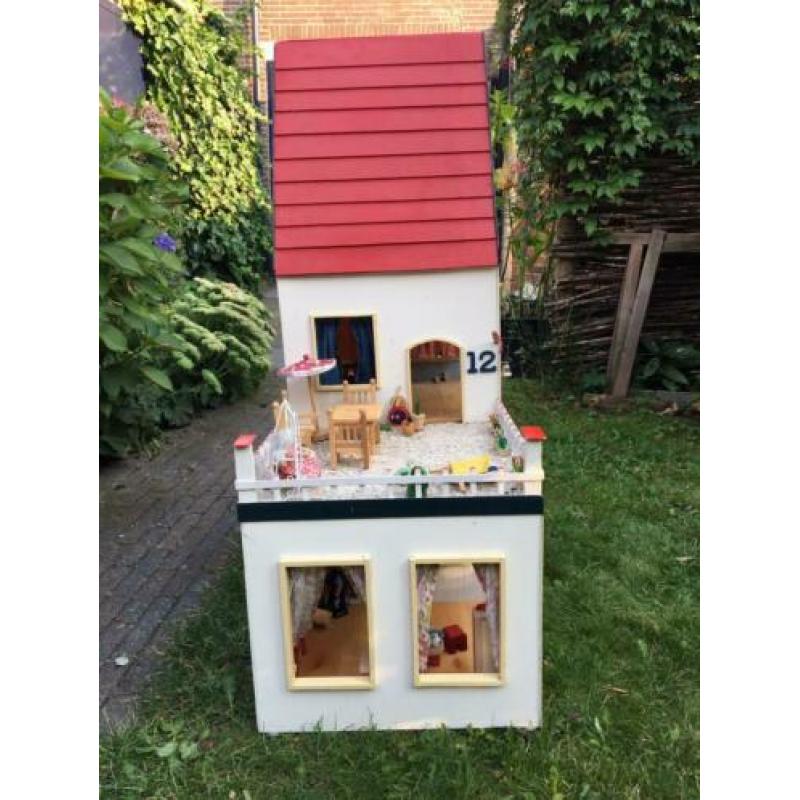 Mooi houten poppenhuis