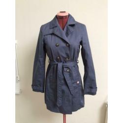 Lavendelblauwe trenchcoat maat 152/158