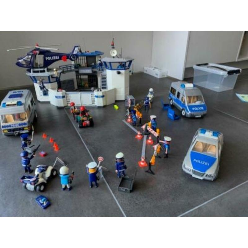 Het grote politiebureau heel veel extra´s, auto´s heli moto