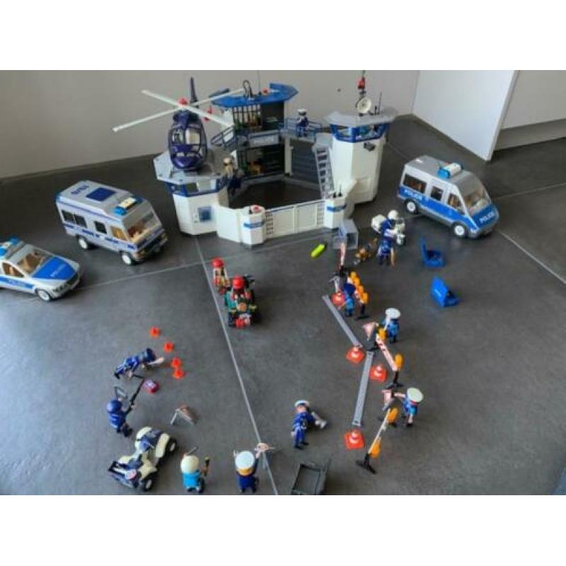 Het grote politiebureau heel veel extra´s, auto´s heli moto