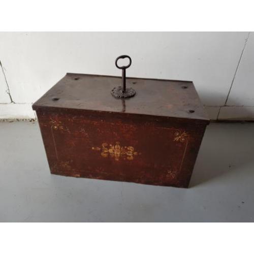 Antiek metalen kluis 19e eeuw, €325,-.