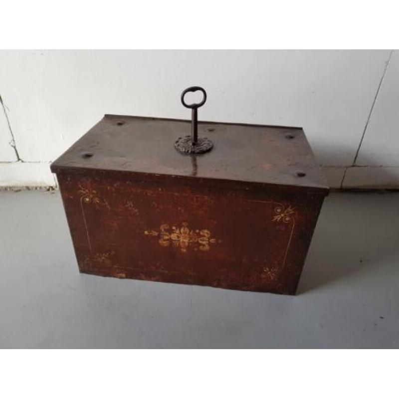 Antiek metalen kluis 19e eeuw, €325,-.