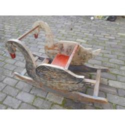 Unieke zwaan, schommelzwaan zoals schommelpaard voikskunst