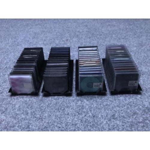 60 x minidisc schijfjes (Sony, TDK, Maxell) + 4 flip-rekjes.