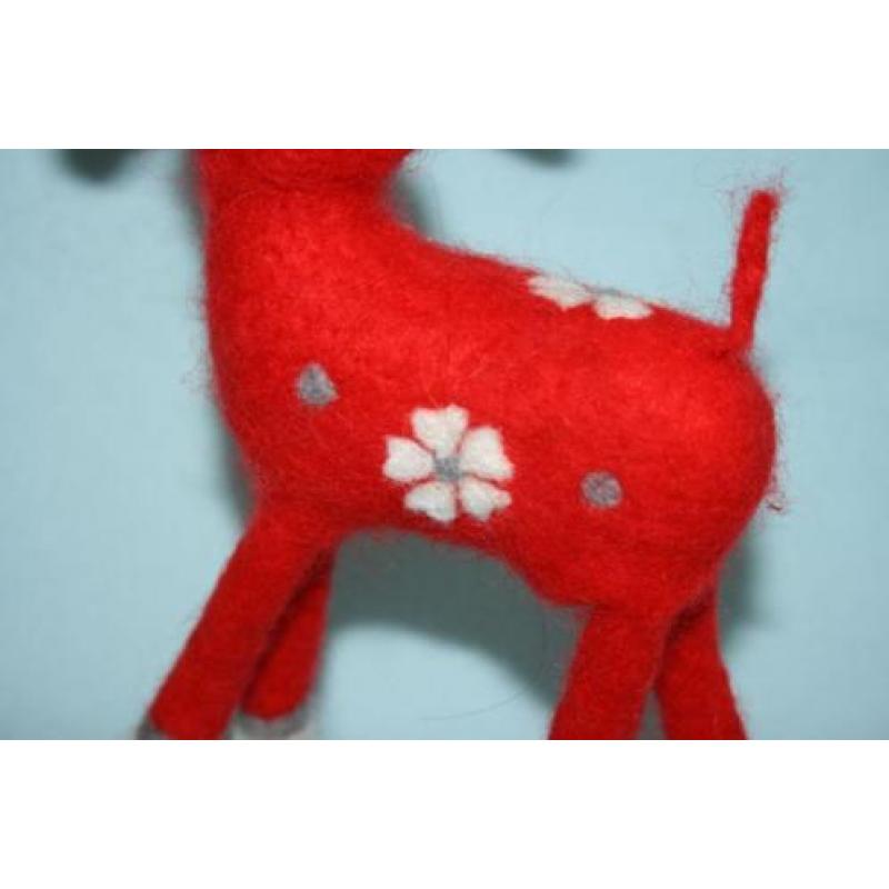 Zweedse kerstdecoratie: rood-wit rendier van vilt