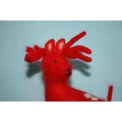 Zweedse kerstdecoratie: rood-wit rendier van vilt