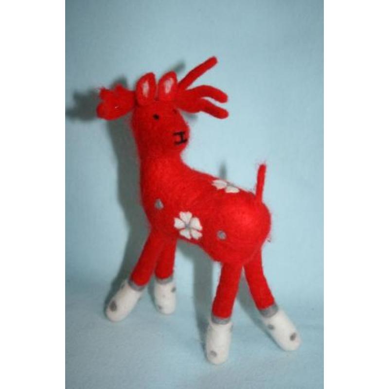 Zweedse kerstdecoratie: rood-wit rendier van vilt