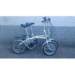 Twee vouwfietsen 1x zilver 16 inch de 1x blauwe is 20 inch