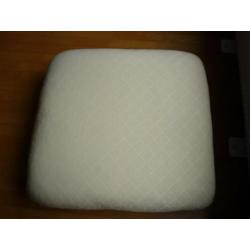 prachtige hocker oud model/opnieuw bekleed creme