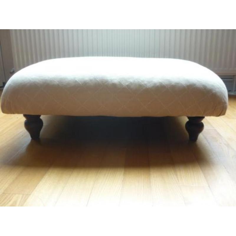 prachtige hocker oud model/opnieuw bekleed creme