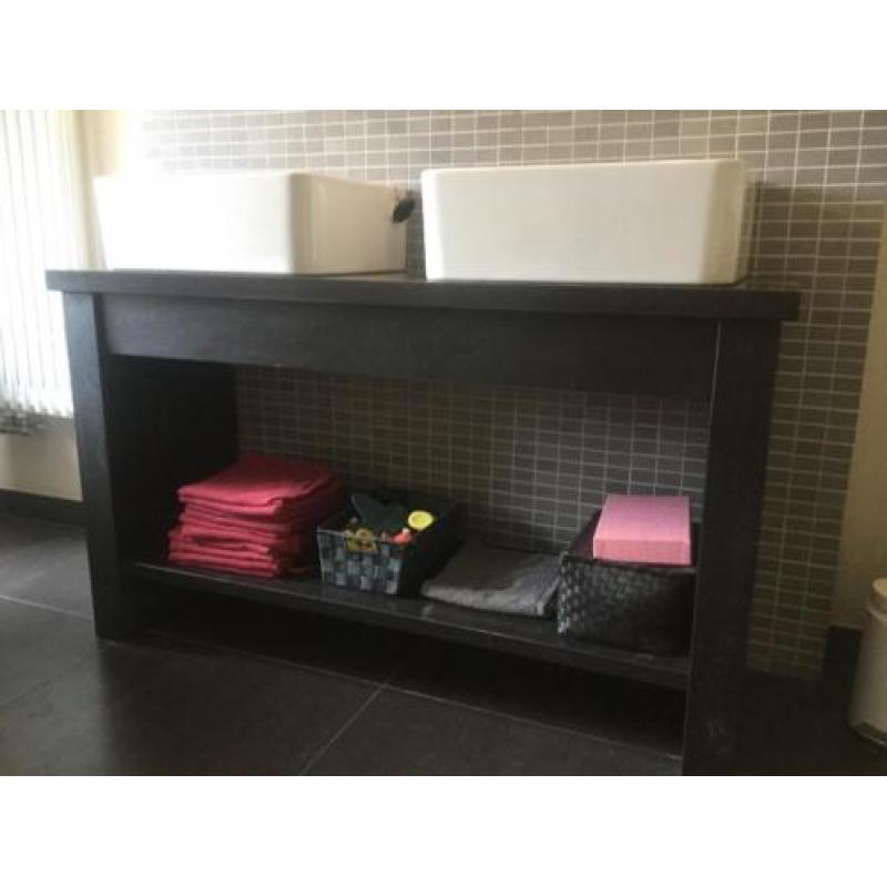 Wastafel van natuursteen voor badkamer