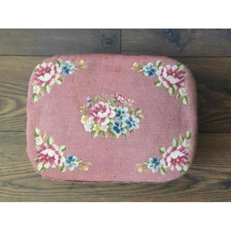 Vintage voetenbankje of poef - Roze retro borduur bloemen