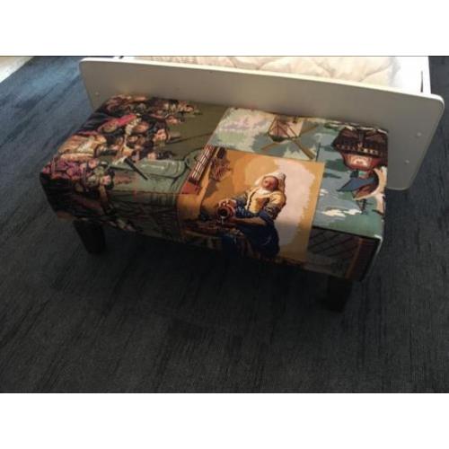 Grote hocker/poef met geborduurde stof/lapjes