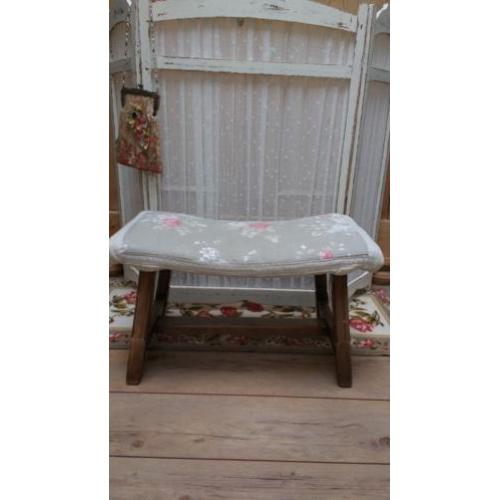 Voetenbankje. Hoogte 36cm, breedte 62cm, diepte 31cm. Bekijk