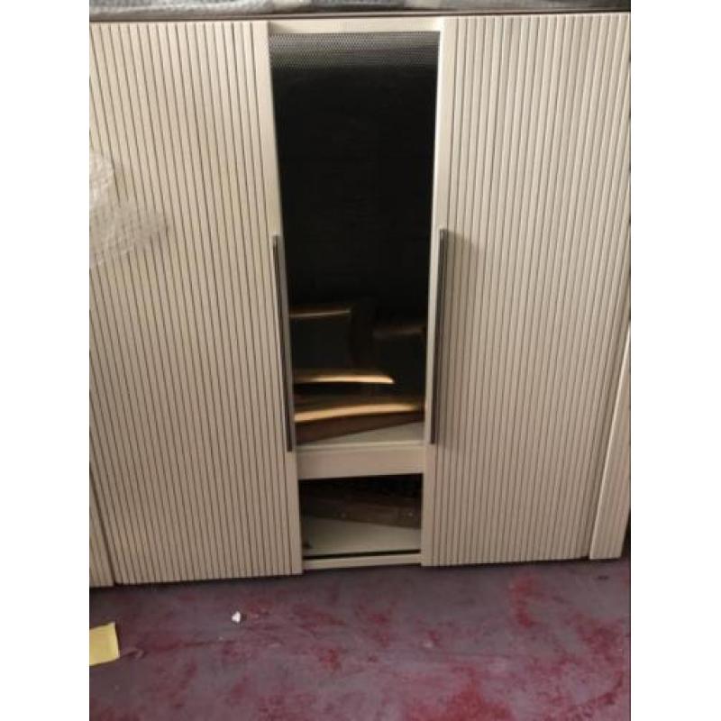 INTERLÜBKE dressoir beige met zwart KOOPJE! MOET WEG!