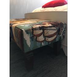 Grote hocker/poef met geborduurde stof/lapjes
