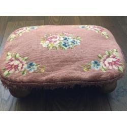 Vintage voetenbankje of poef - Roze retro borduur bloemen