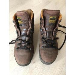 Bruine stevige wandelschoenen voor berg of oerwoud. Meindl