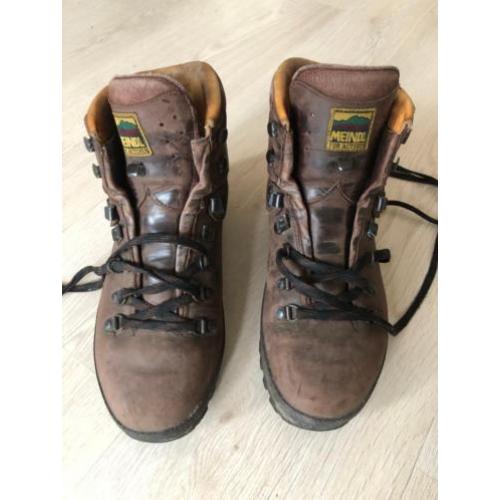 Bruine stevige wandelschoenen voor berg of oerwoud. Meindl