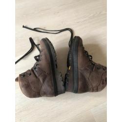 Bruine stevige wandelschoenen voor berg of oerwoud. Meindl
