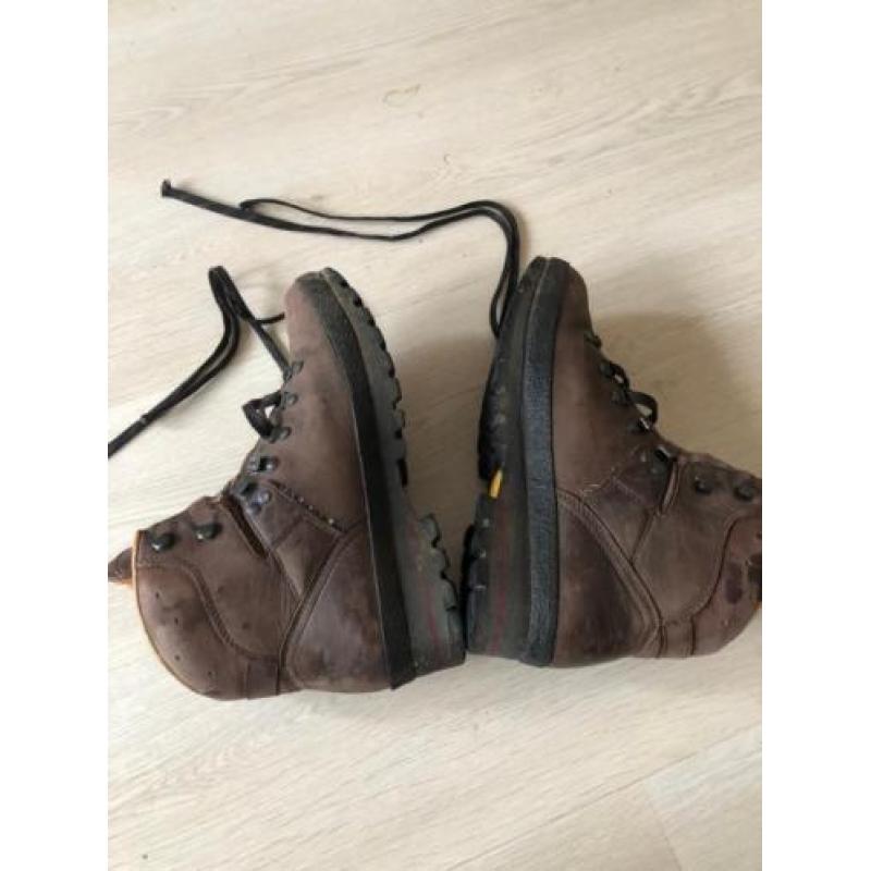 Bruine stevige wandelschoenen voor berg of oerwoud. Meindl
