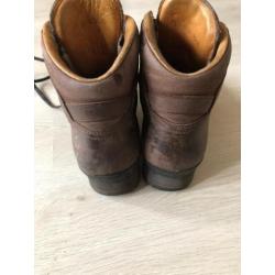 Bruine stevige wandelschoenen voor berg of oerwoud. Meindl