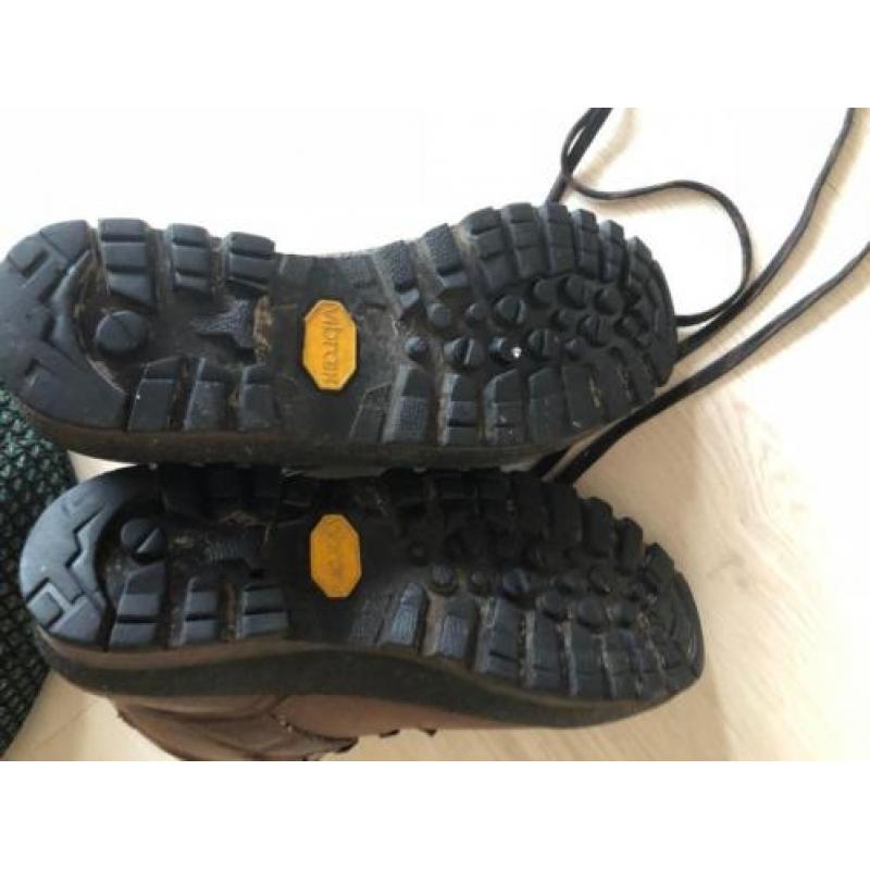 Bruine stevige wandelschoenen voor berg of oerwoud. Meindl